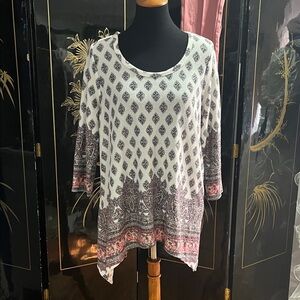 Absolutely Famous Black and White Patterned Tunic sweater